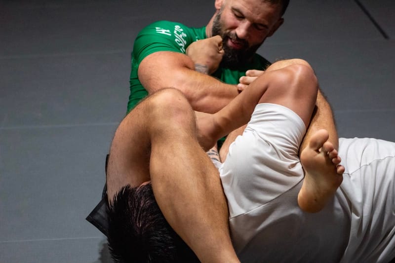 A grappler passing guard from the top in no-gi